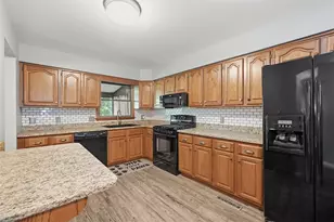 606 Canterbury Dr, Moon/Crescent Twp, PA 15108 - Photo 2