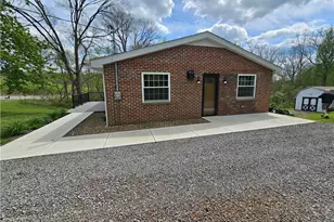 138 Center Dr, Oakland Township, PA 16025 - Photo 2