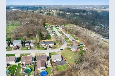 428 Crestview Dr, Pittsburgh, PA 15239 - Photo 2