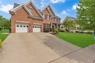 404 Plum Ct, Cranberry Township, PA 16066 - Photo 2