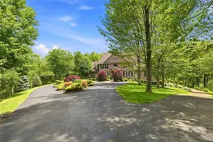 1040 Chanticleer Dr, Moon/Crescent Twp, PA 15046 - Photo 4