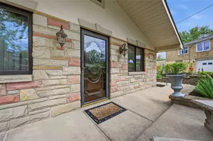 226 Williamsburg Dr, Monroeville, PA 15146 - Photo 2
