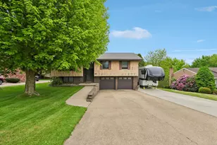 40 Meadowcrest Dr, Cecil, PA 15321 - Photo 1