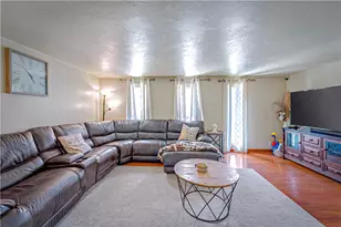 31 Farmcrest Dr, Cecil, PA 15321 - Photo 4