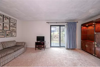352 Hawthorn Ct, Ross Twp, PA 15237 - Photo 2