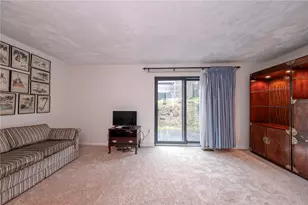 352 Hawthorn Ct, Ross Twp, PA 15237 - Photo 2