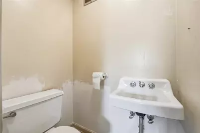 1908 Memorial Dr, Farrell, PA 16121 - Photo 24