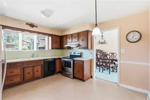 1908 Memorial Dr, Farrell, PA 16121 - Photo 12