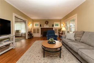 308 Hillcrest Cir, Grove City Boro, PA 16127 - Photo 8