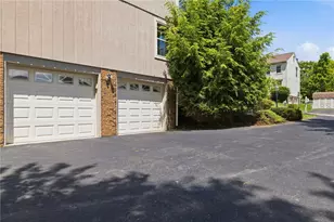 402 Monmouth Dr, Cranberry Township, PA 16066 - Photo 4