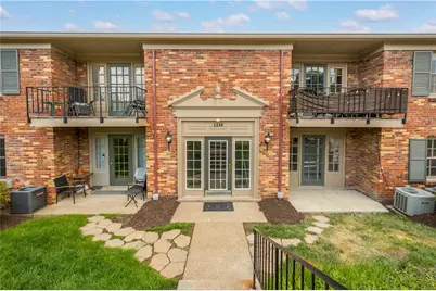 1230 Chatham Park Dr #D, Scott Township, PA 15216 - Photo 2