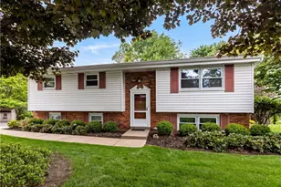 416 Peters Dr, Pittsburgh, PA 15116 - Photo 2