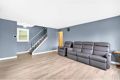 2 Broad St, Jeannette, PA 15644 - Photo 2