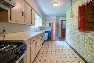 128 Clover Dr, Center Township, PA 15061 - Photo 6