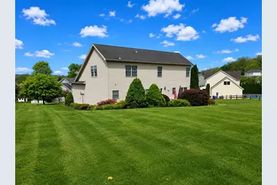 105 Sunburst Ct, Center Township, PA 16001 - Photo 2