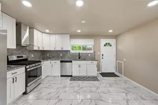 270 Fiesta Dr, Pittsburgh, PA 15239 - Photo 10