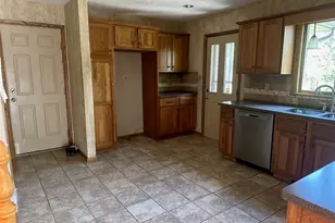 421 Hayes Ln, New Castle, PA 16105 - Photo 12