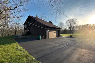 421 Hayes Ln, New Castle, PA 16105 - Photo 4