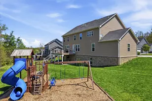 5127 Hampton Pl Dr, Hampton, PA 15044 - Photo 4