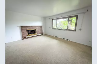 102 Lyn Dale Dr, Center Township, PA 16001 - Photo 2