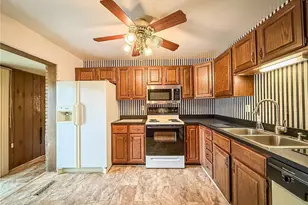102 Lyn Dale Dr, Center Township, PA 16001 - Photo 8