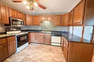 102 Lyn Dale Dr, Center Township, PA 16001 - Photo 6