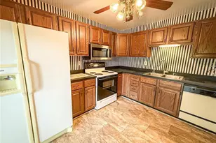 102 Lyn Dale Dr, Center Township, PA 16001 - Photo 6