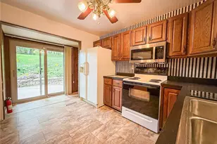 102 Lyn Dale Dr, Center Township, PA 16001 - Photo 10