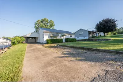 40 Viewmont Dr, Latrobe, PA 15650 - Photo 4