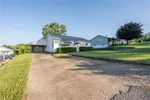 40 Viewmont Dr, Latrobe, PA 15650 - Photo 4