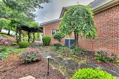 33 Hawthorne Ln, Irwin, PA 15642 - Photo 8