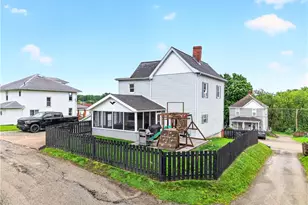 118 Center Ave, Mt Pleasant Boro, PA 15666 - Photo 4