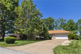 122 Northumberland Dr, Hempfield Township, PA 15642 - Photo 2
