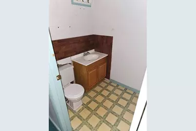 300 Longfellow St, Vandergrift, PA 15690 - Photo 12