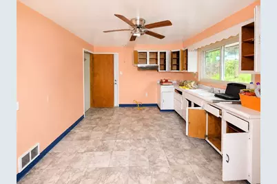 2011 Valley St, West Mifflin, PA 15122 - Photo 6