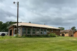 52 Edgewood Dr, Pymatuning Township, PA 16125 - Photo 2