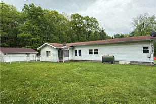 553 Seward St, Saint Clair Township, PA 15954 - Photo 4