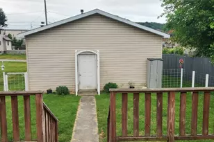 386 Pittsburgh Cir, Ellwood City, PA 16117 - Photo 6
