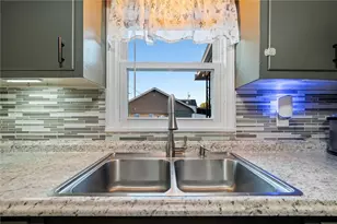 925 Warren Ave, New Castle, PA 16101 - Photo 8