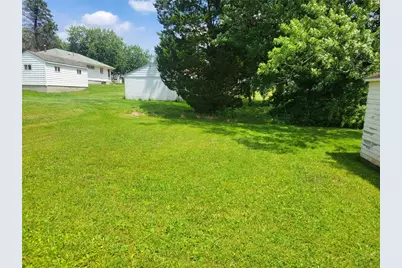 913 Indiana Ave, Farrell, PA 16121 - Photo 2