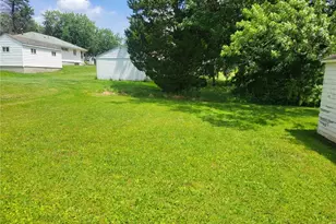 913 Indiana Ave, Farrell, PA 16121 - Photo 2