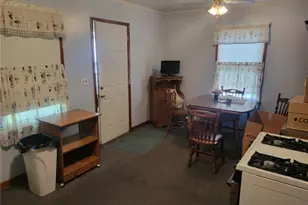 913 Indiana Ave, Farrell, PA 16121 - Photo 4