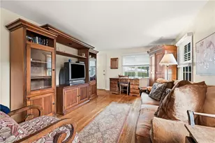 1076 Greenlawn Dr, Green Tree, PA 15220 - Photo 6