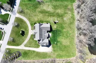 101 Majestic Dr, Adams Township, PA 16046 - Photo 2