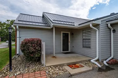 302 Brookstone Ct, Center Township, PA 16001 - Photo 2
