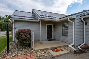 302 Brookstone Ct, Center Township, PA 16001 - Photo 2