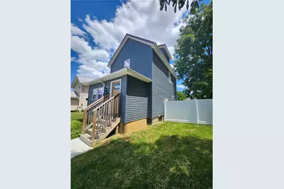 517 Hamilton Ave, Farrell, PA 16121 - Photo 2