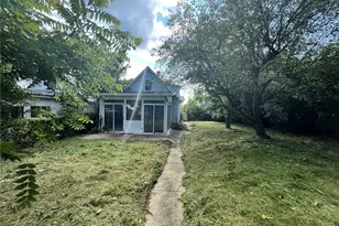 255 Hamilton Ave, Farrell, PA 16121 - Photo 6