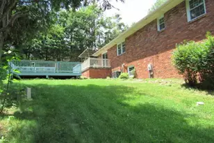 410 Crestridge Dr, Hempfield Township, PA 15601 - Photo 4