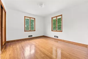 322 Fredrick Dr, Farrell, PA 16121 - Photo 12